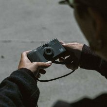 Screenshot Kodak Snapic A1 35mm Film Camera Grey in Hands