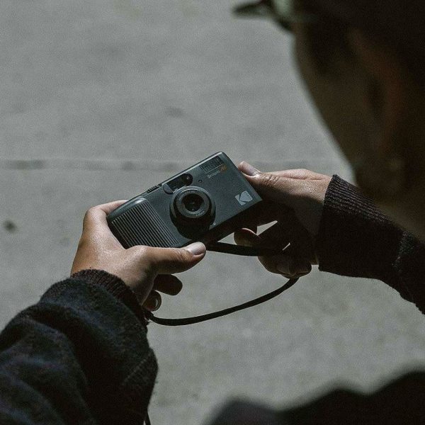 Screenshot Kodak Snapic A1 35mm Film Camera Grey in Hands