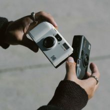 Screenshot Kodak Snapic A1 35mm Film Camera Ivory White and Rhino Grey in Hands