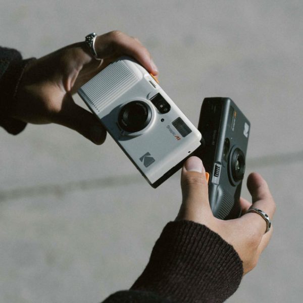 Screenshot Kodak Snapic A1 35mm Film Camera Ivory White and Rhino Grey in Hands